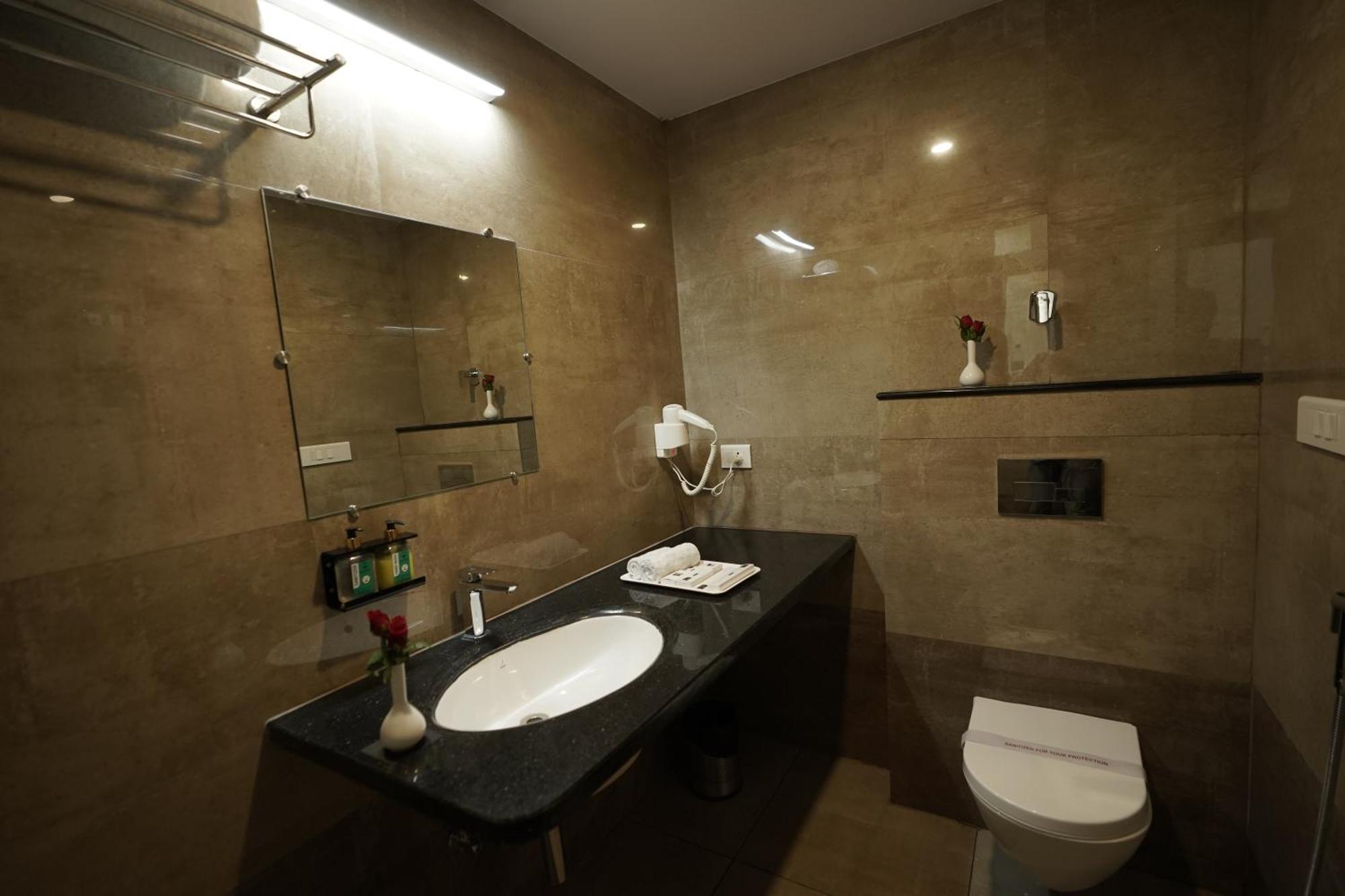 Hotel Bigwig Jabalpur Exterior foto